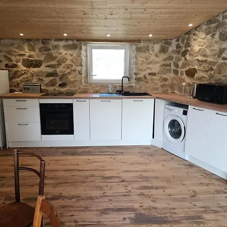 Semesterbostad Le Refuge, With Large Terrace Chassignolles